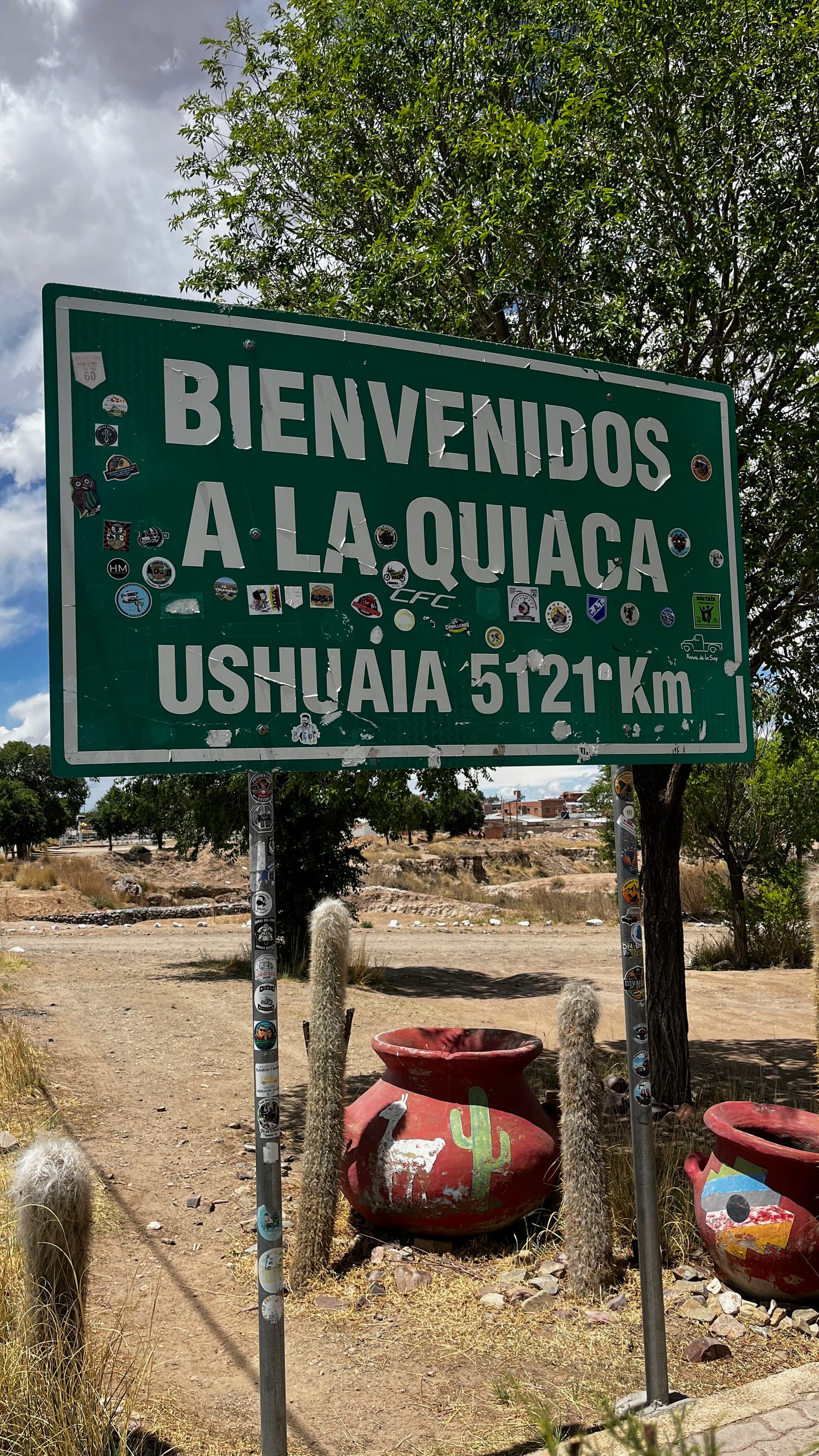 Moto frente al letrero de La Quiaca